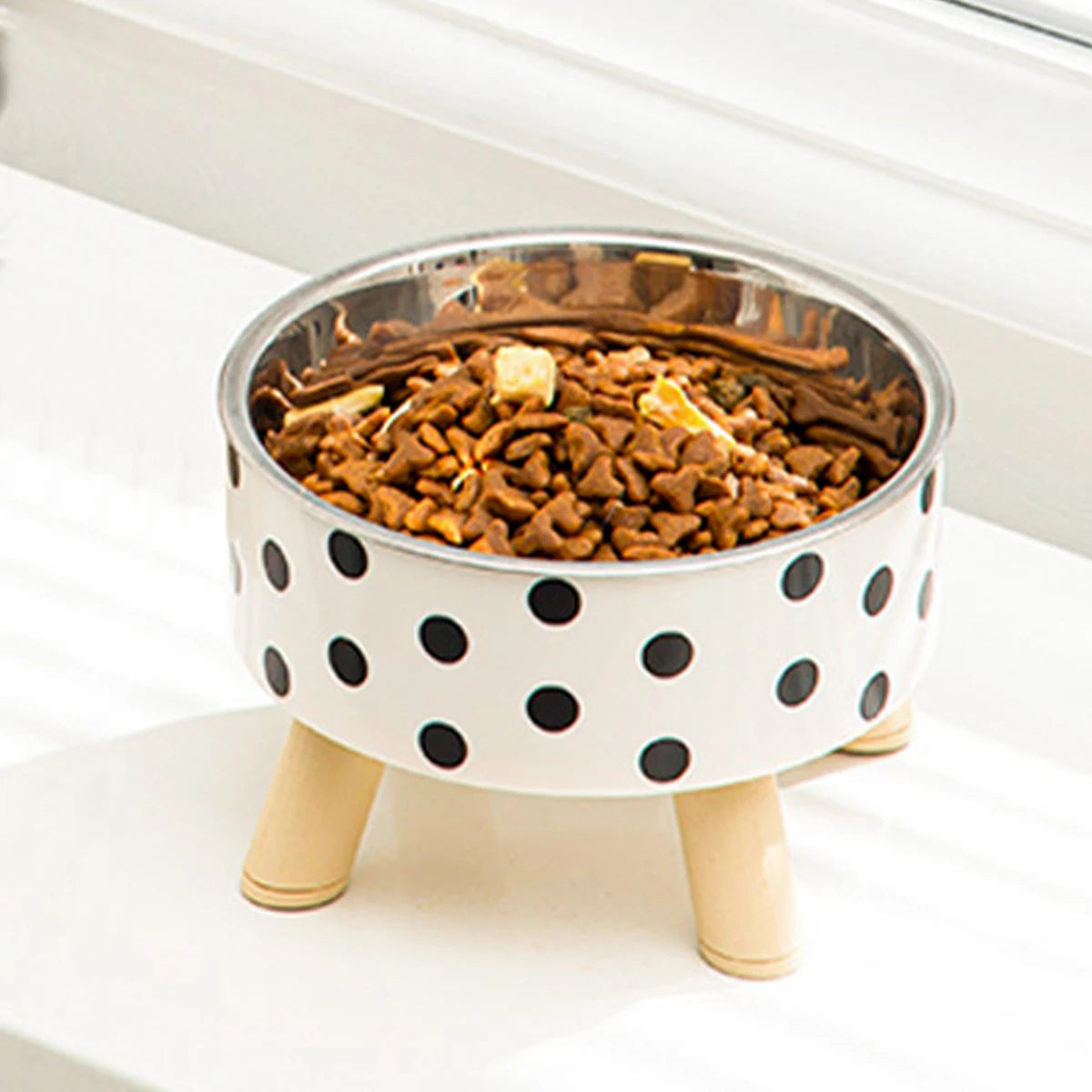 gamelle_chat_surelevee_pois_croquettes_pieds_couleur_bois