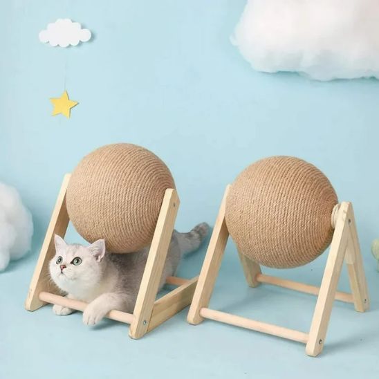 griffoir_a_chat_grattbaball chat joue