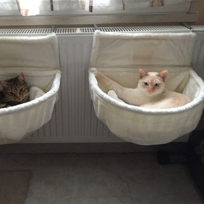 hamac pour chat - deux chats couché dans leur hamac blanc