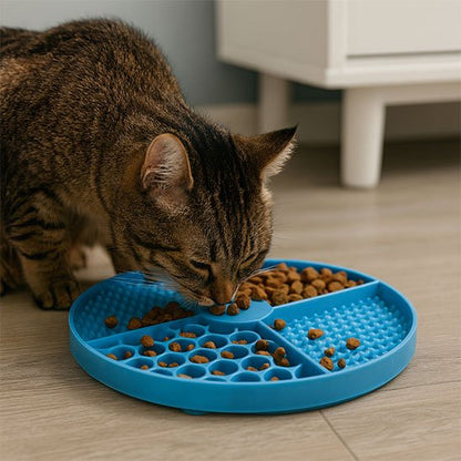 tapis-de-lechage_chat mange